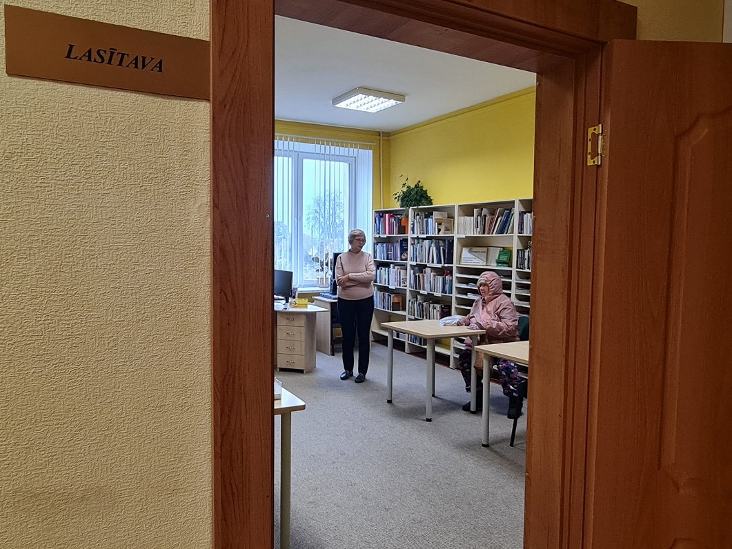 Bibliotēka Ludzā, kur iedzīvotāji piesakās apkures atbalstam. 2022.gada oktobris.