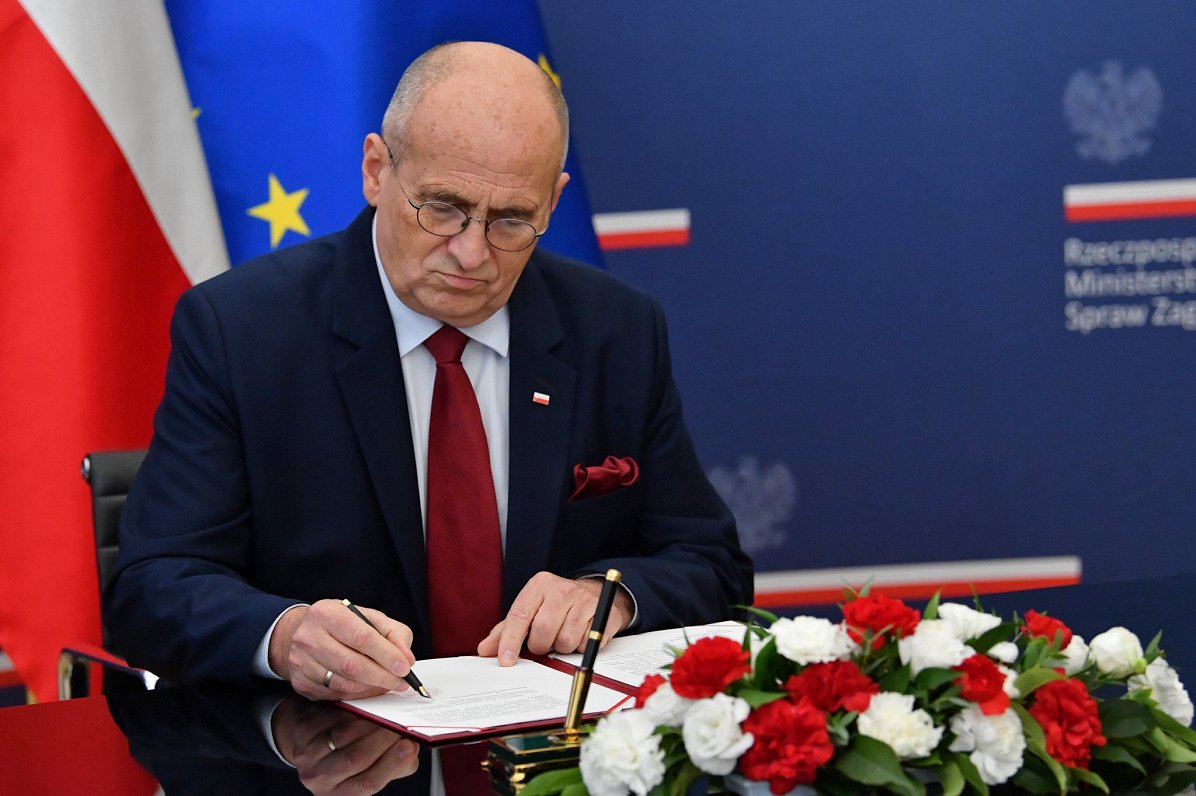 Polijas ārlietu ministrs Zbiģņevs Rau paraksta Berlīnei adresētu diplomātisko notu, 03.09.2022.