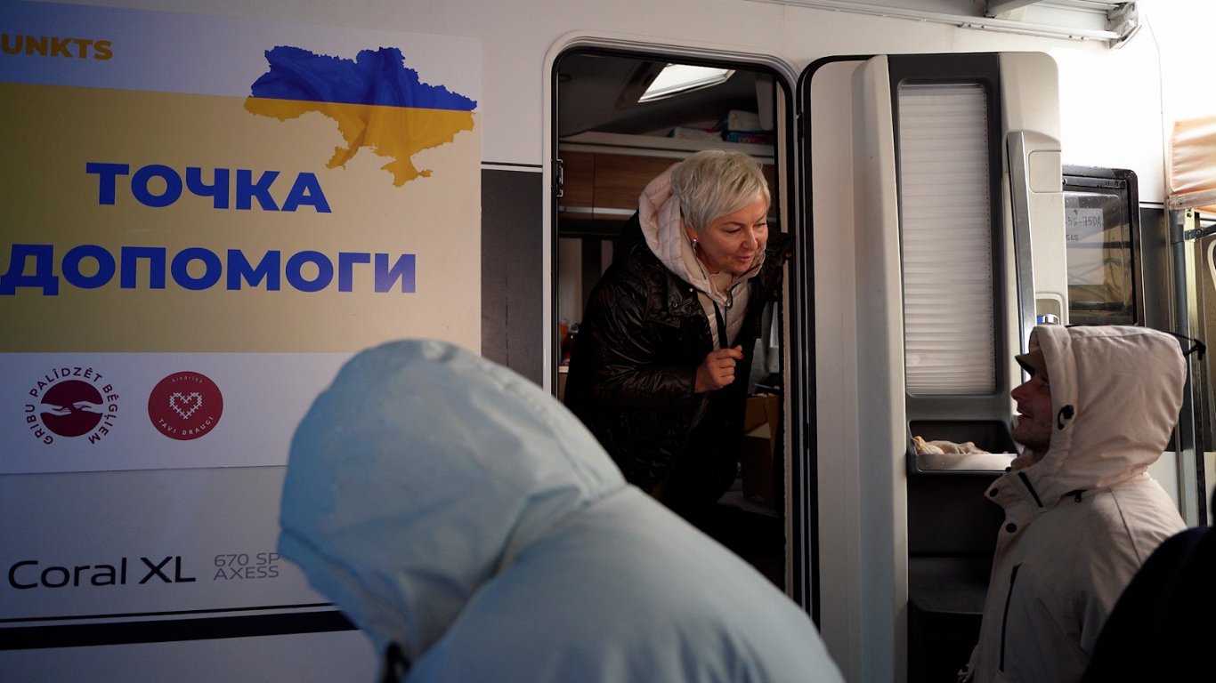 Brīvprātīgo sagādāts atbalsta punkts Ukrainas kara bēgļiem, kas šķērso Krievijas-Latvijas robežu.