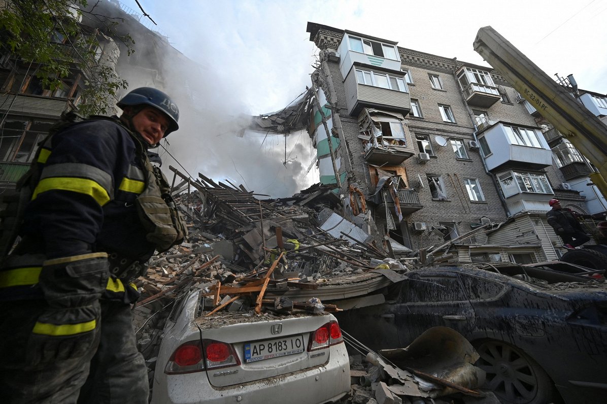 Krievijas raķešu triecienā izpostīta daudzdzīvokļu māja Ukrainas pilsētā Zaporižjā