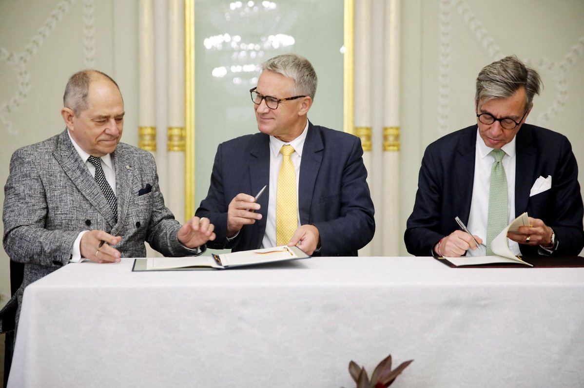 Māris Gailis (no kreisās), Nauris Puntulis un Kristians Helts paraksta nodomu protokolu par sadarbīb...