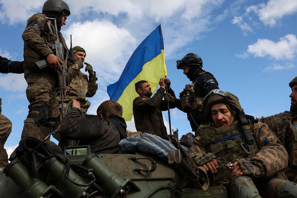 Ukrainas armijas karavīri pie atbrīvotās Limanas pilsētas, 2022. gada oktobrī