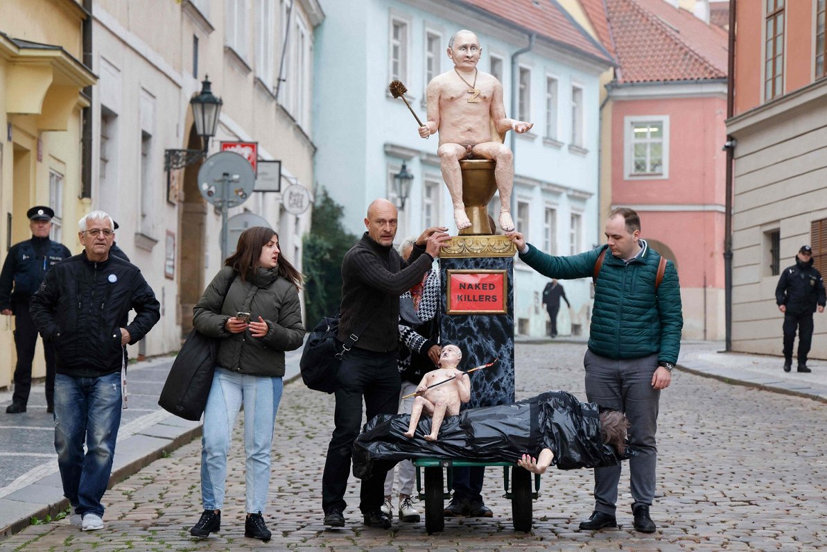 Čehijas protestētāju veidotā instalācija ar nosaukumu &quot;Kailie slepkavas&quot;