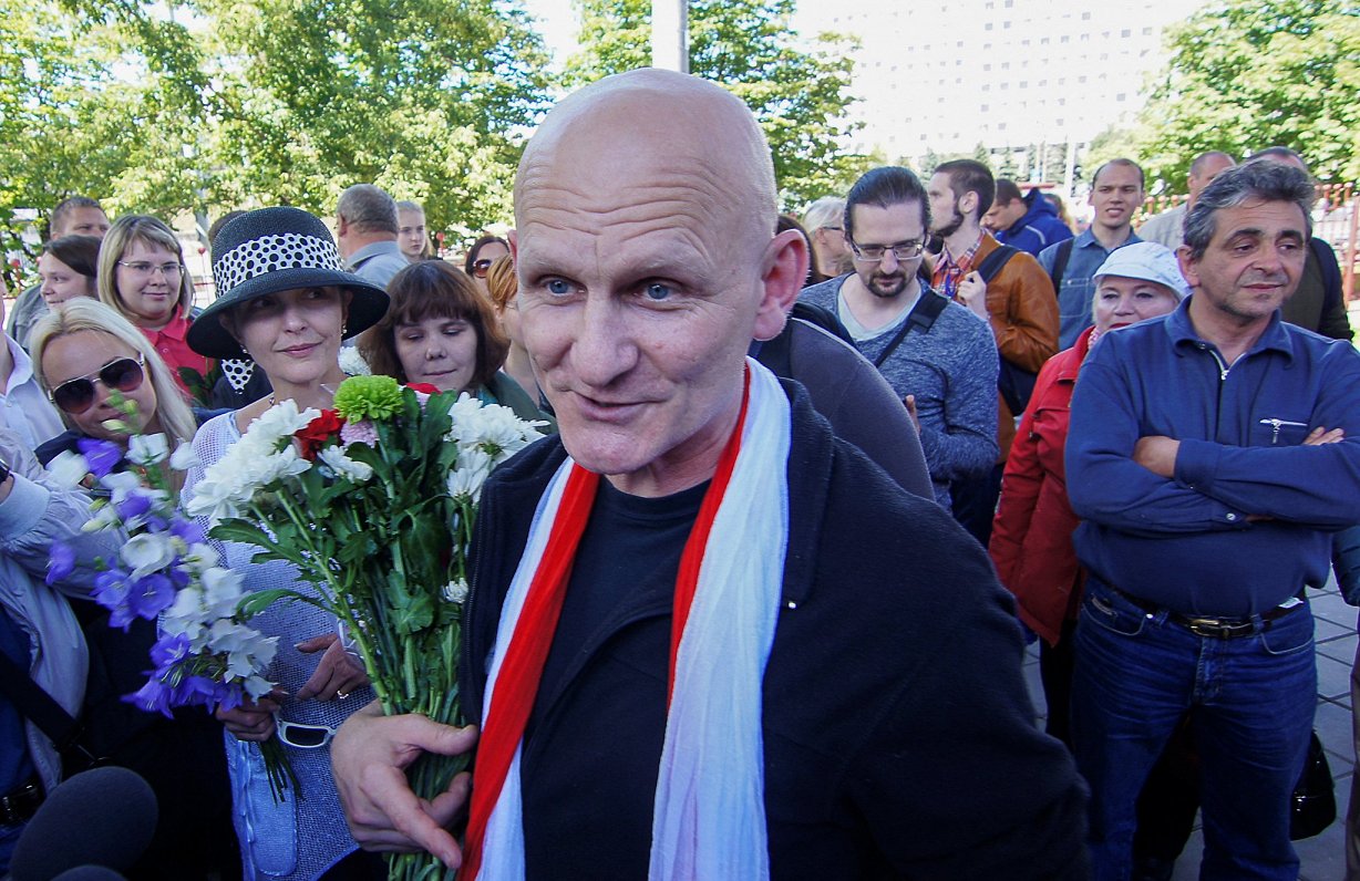 Baltkrievijas cilvēktiesību aizstāvis Aless Beļackis, iznākot no cietuma 2014. gadā