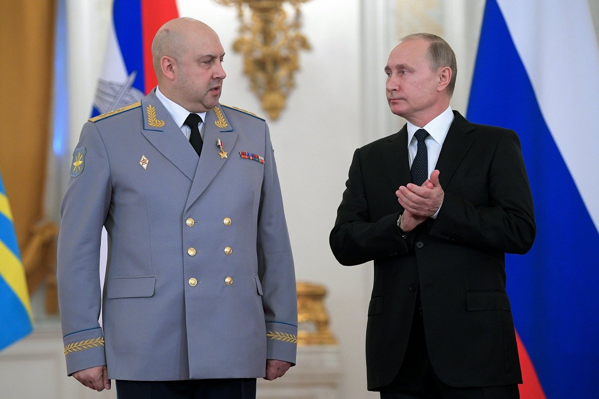 Sergejs Surovikins (no kreisās) un Krievijas prezidents Vladimirs Putins