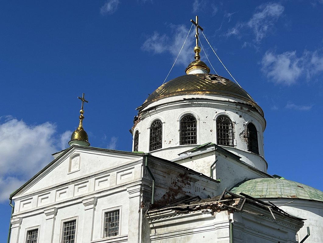 Izjumas Krusta pacelšanas baznīcas kupolā rēgojas lādiņa caurums