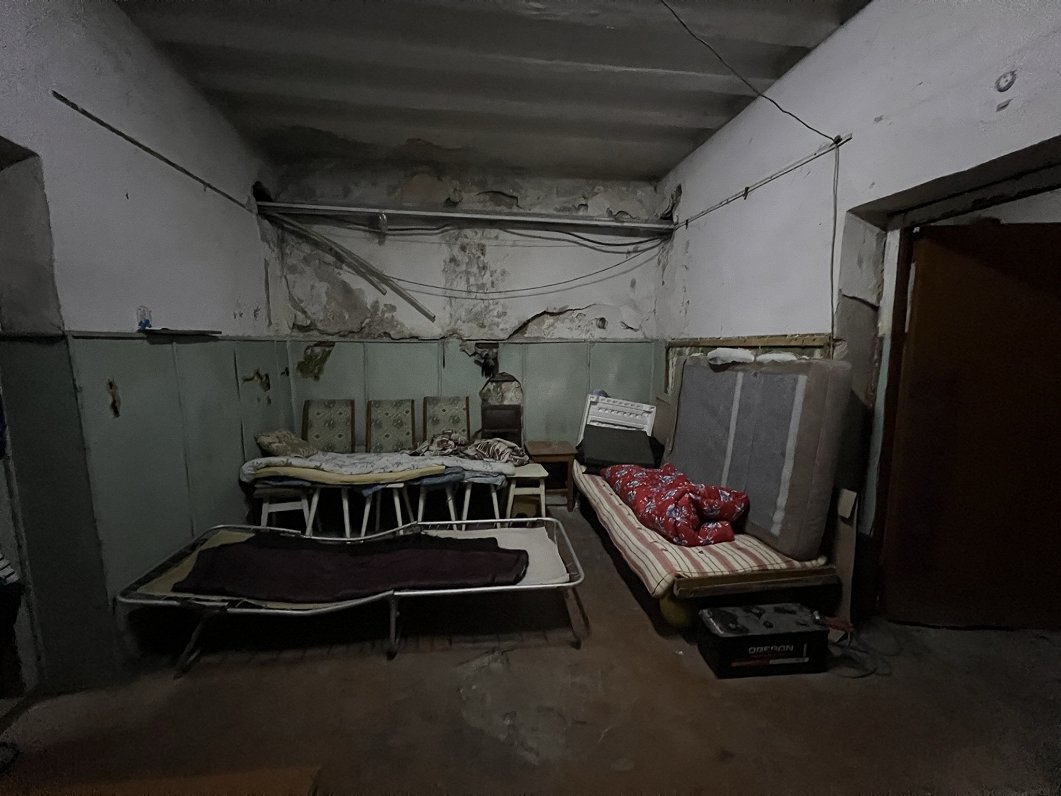 Pagrabā trīs telpās sākumā dzīvoja 62 cilvēki, tostarp seši bērni