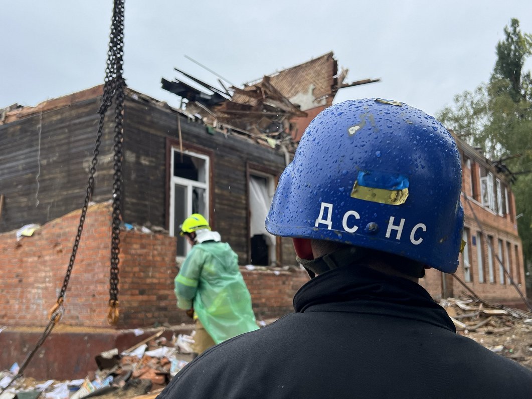 Krievijas sagrautas skolas demontāža Izjumā