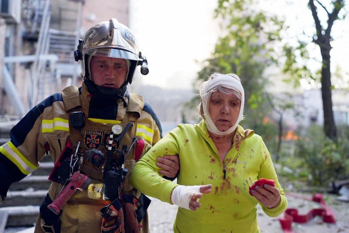Ukrainas galvaspilsētā Kijivā sieviete cietusi Krievijas raķešu uzbrukumā