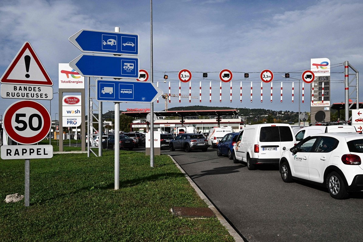 Francijā automašīnas rindā pēc degvielas, 2022. gada 10. oktobris