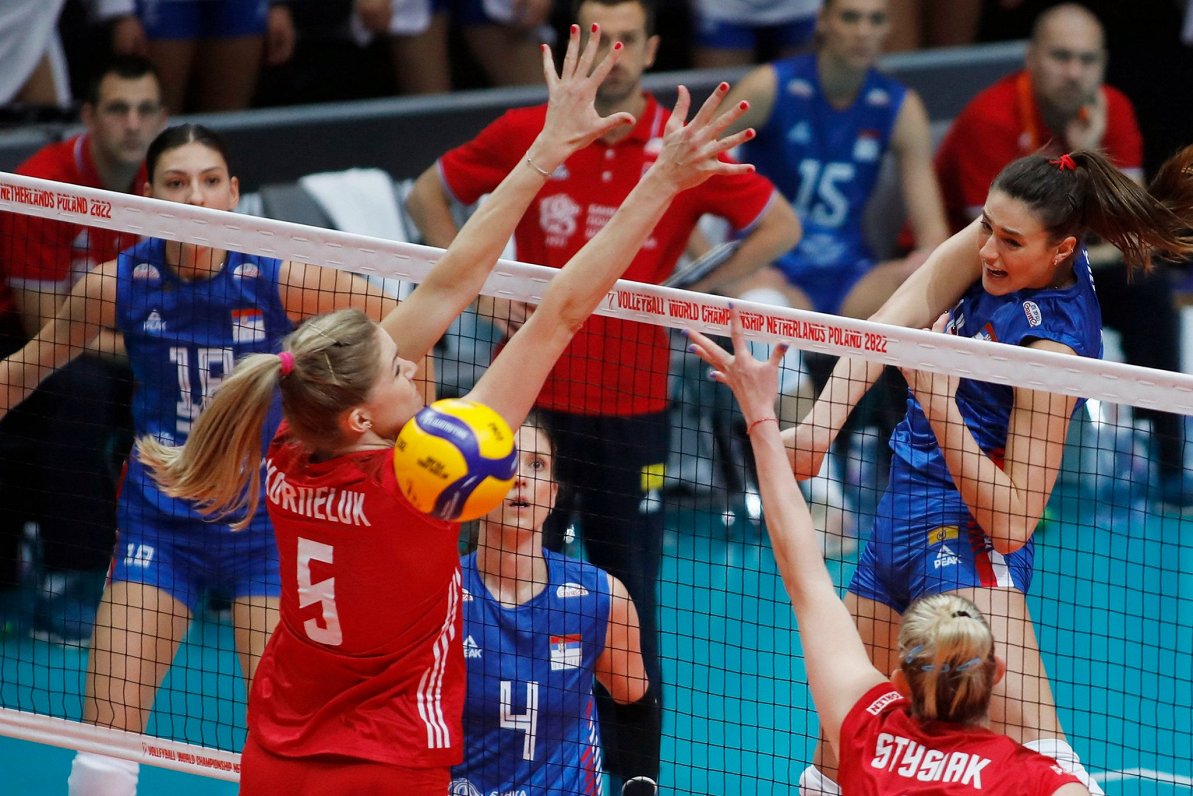 Serbijas volejboliste Maja Aleksiča (pa labi) noslēdz uzbrukumu pasaules čempionāta spēlē pret Polij...