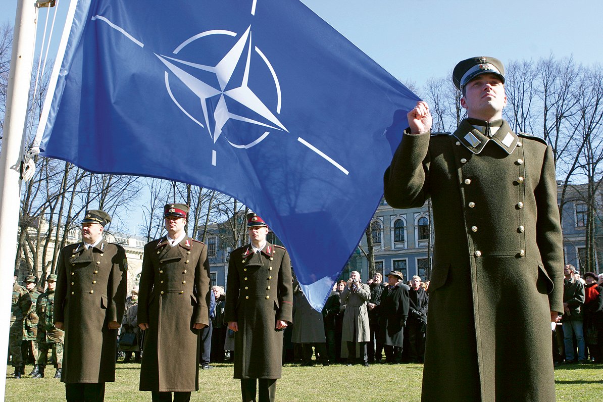NATO karoga pacelšana pie Rīgas pils. 2004. gads