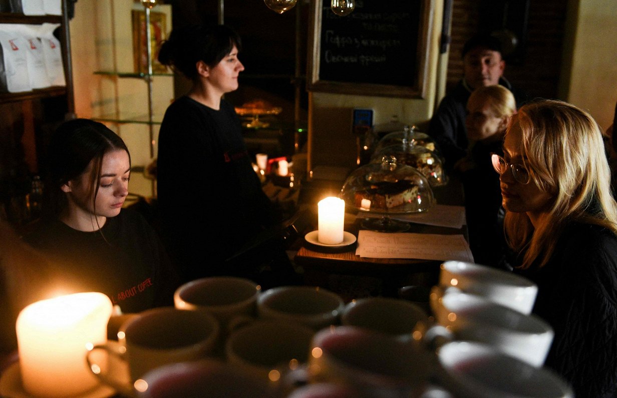 Ukrainas pilsētā Ļvivā kafejnīcas darbinieki turpina apkalpot klientus sveču gaismā
