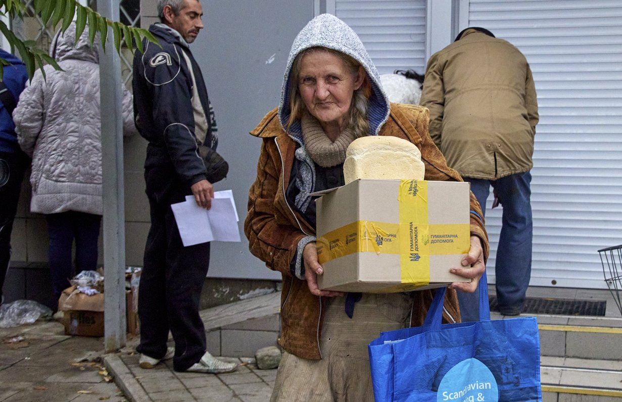 Ukrainas atbrīvotajā pilsētā Svjatohirskā iedzīvotāji saņem humāno palīdzību