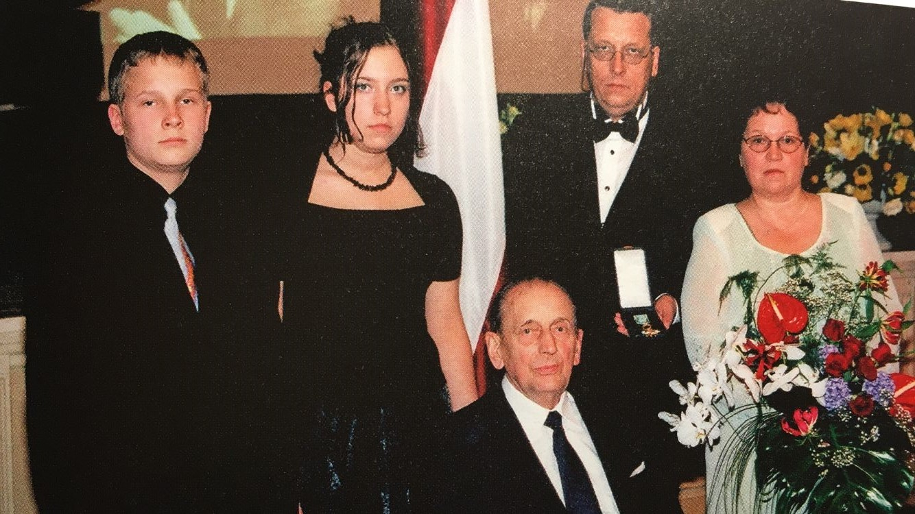 Zigmars Liepiņš pēc Triju Zvaigžņu ordeņa saņemšanas ar ģimeni un Jāni Liepiņu (2002)