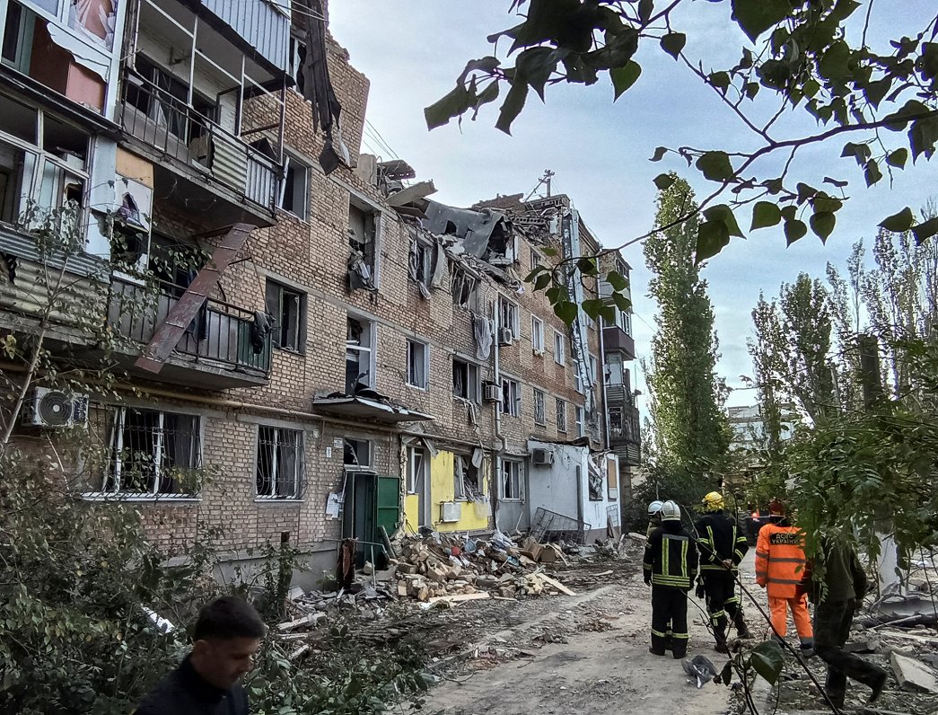 Krievijas izšautā raķete nodarījusi postījumus daudzdzīvokļu namam Ukrainas pilsētā Mikolajivā