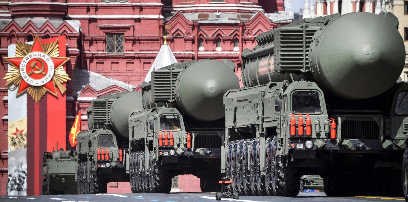 Krievijas starpkontinentālās ballistiskās raķetes parādē Sarkanajā laukumā Maskavā
