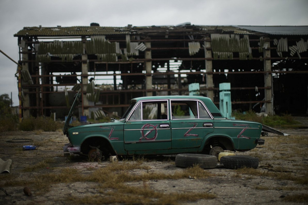 Pamesta automašīna pie nesen atbrīvotās Ukrainas pilsētas Limanas