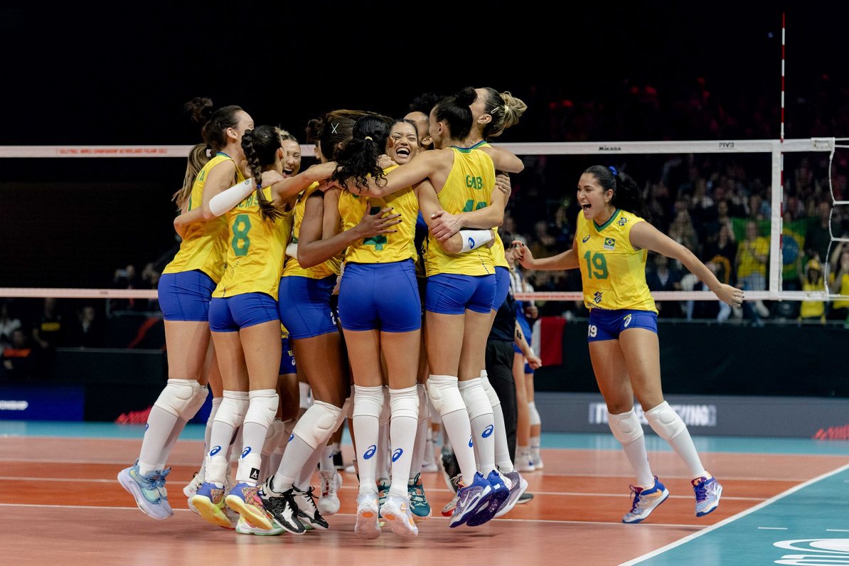 Brazīlijas volejbolistes priecājas par uzvaru pasaules čempionāta pusfinālā
