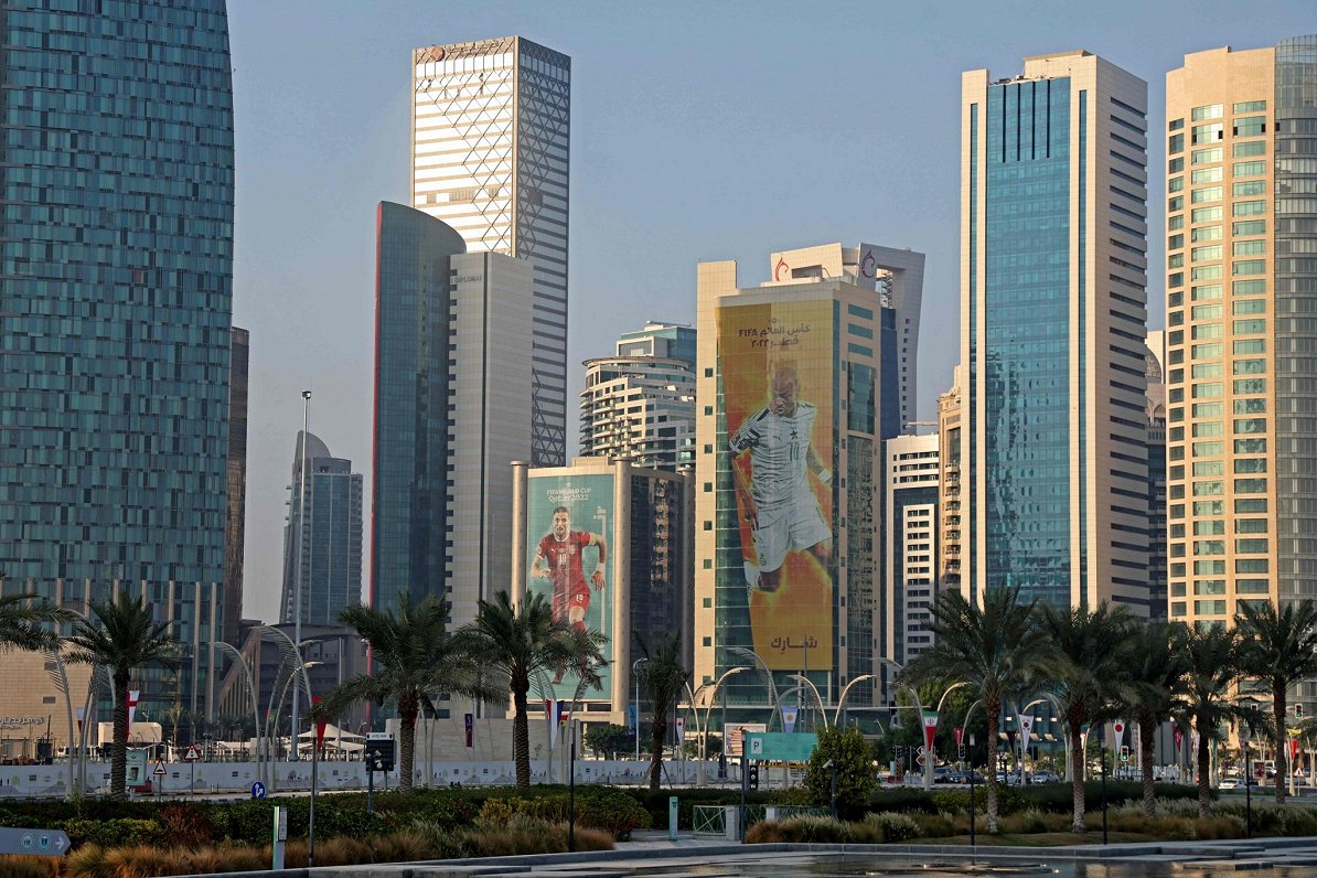Futbola vides reklāma uz ēkām Kataras pilsētā Lusailā