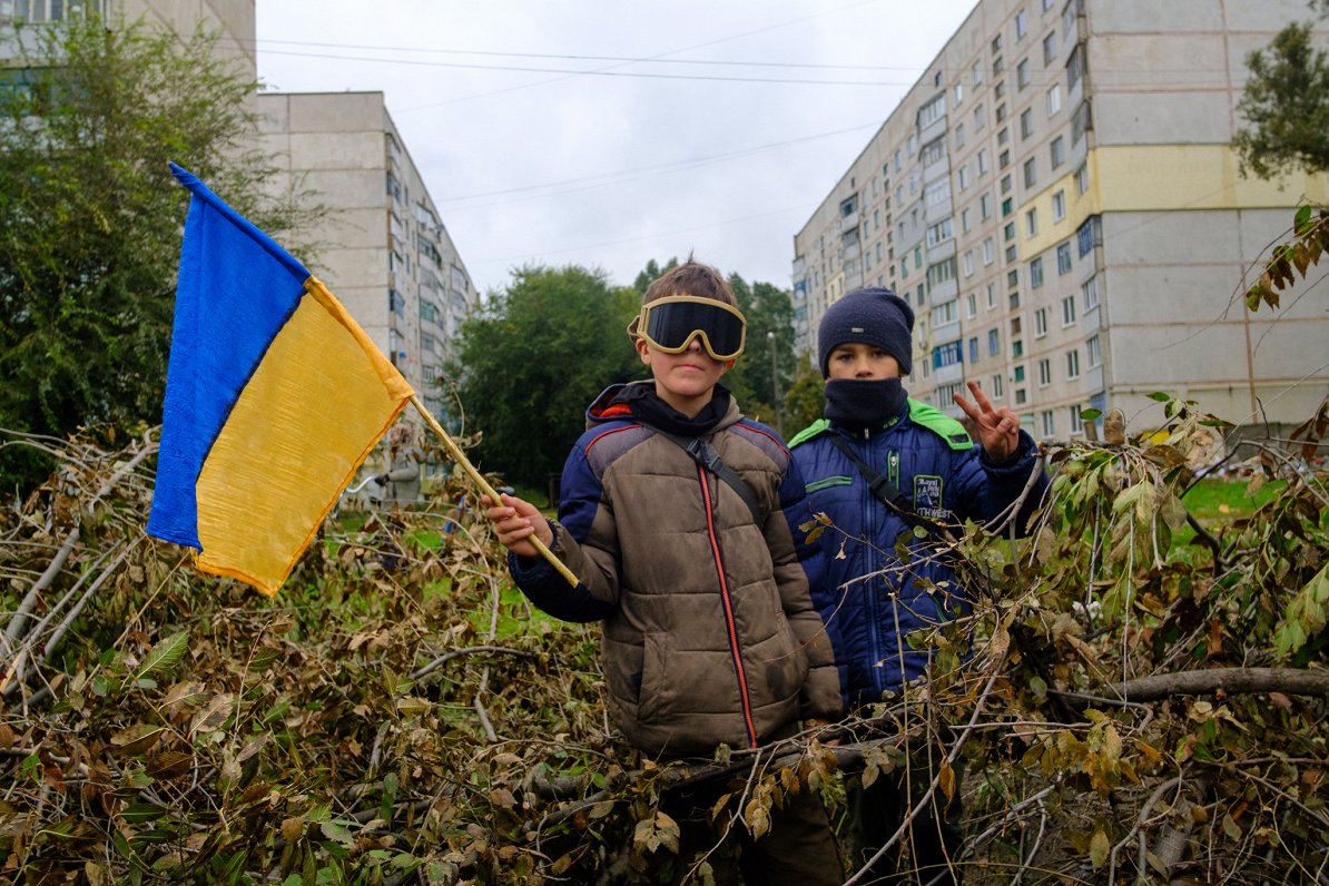 Ukraiņu zēni atbrīvotajā Kupjanskas pilsētā