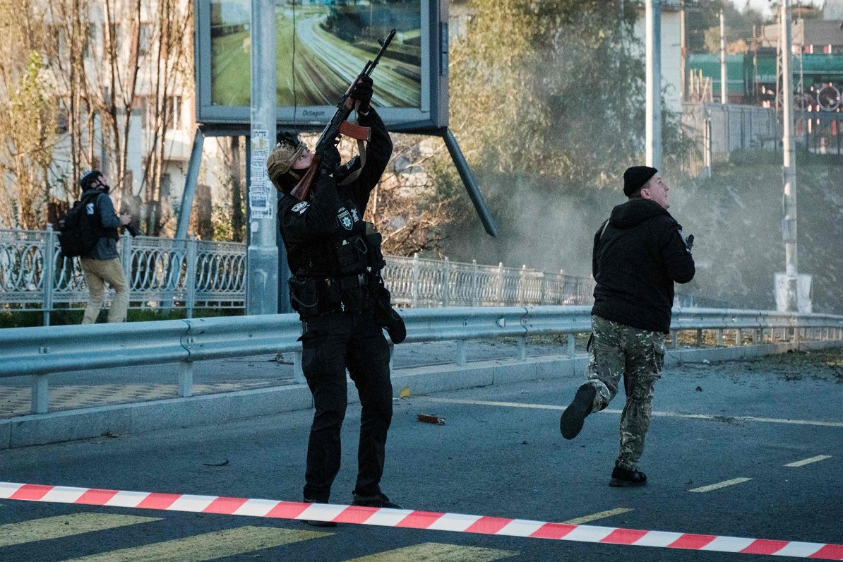 Ukrainas policists Kijivā mēģina ar automātu notriekt ienaidnieka dronu