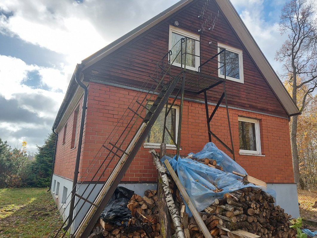 Zaubē degusī draudzes māja, kur mīt Ukrainas bēgļi - Aļona ar vīru un 6 bērniem