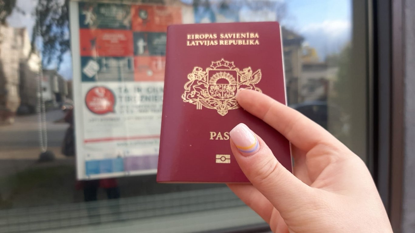 Паспорт гражданина Латвийской Республики. Иллюстративное фото.