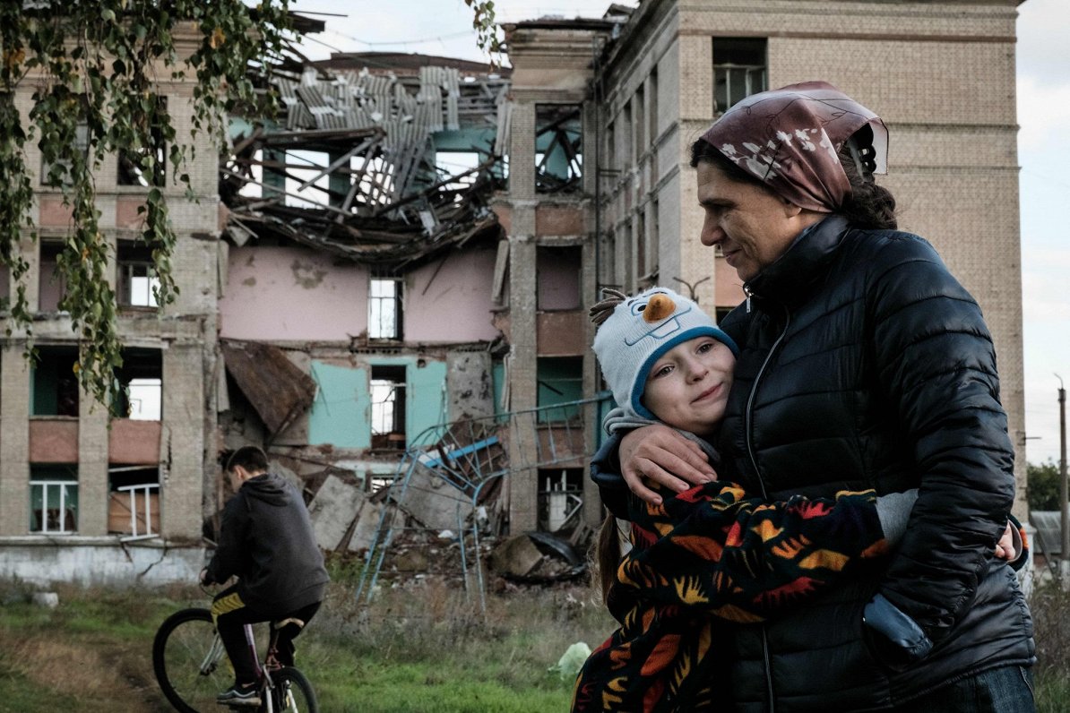 Ukrainas pilsētā Konstantinovkā vietējie iedzīvotāji pie Krievijas uzbrukumā izpostītas skolas