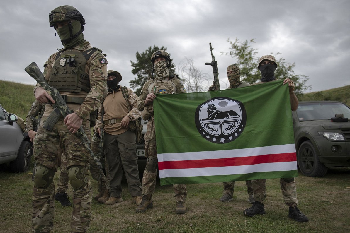 Ukrainas karaspēka rindās karojošie brīvprātīgie čečenu karavīri ar Ičkērijas karogu