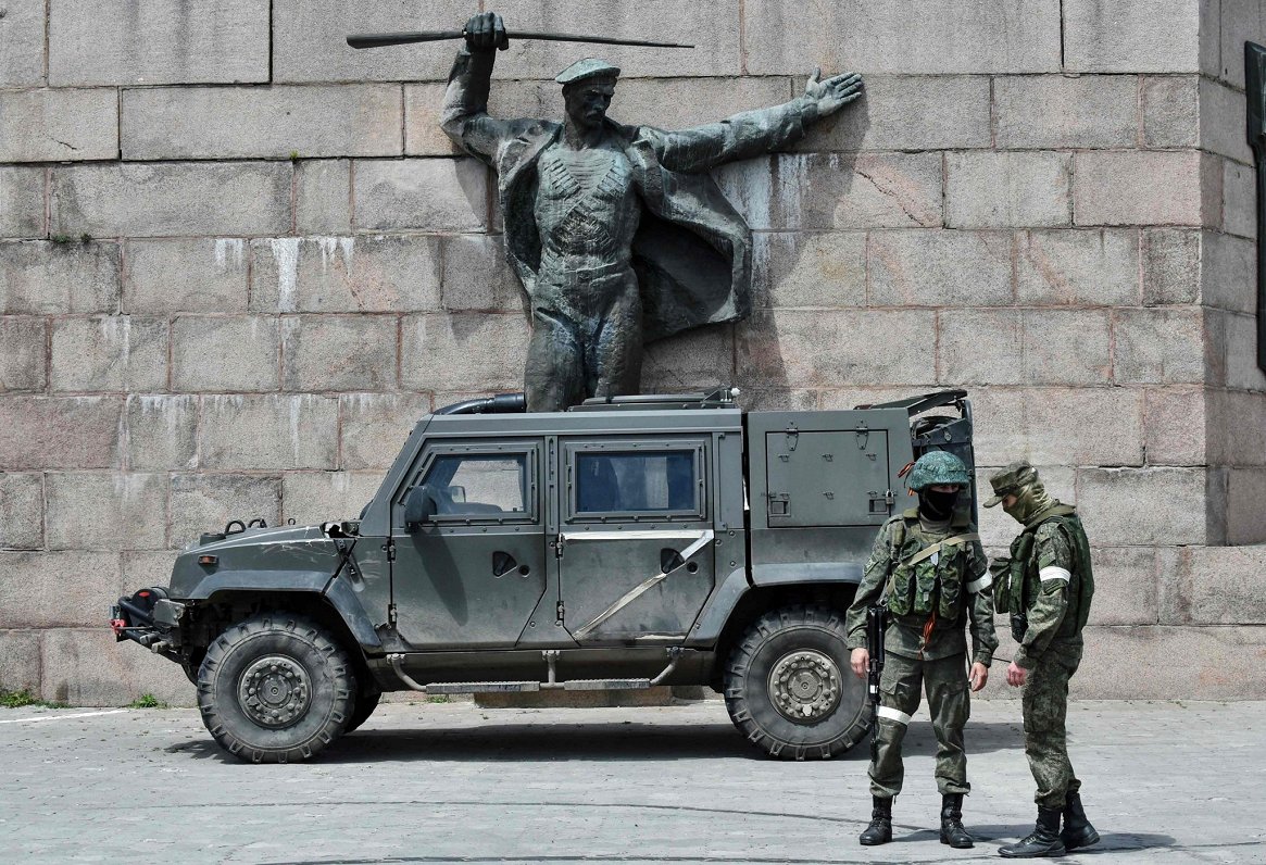 Krievijas okupācijas spēku karavīri Ukrainas pilsētā Hersonā