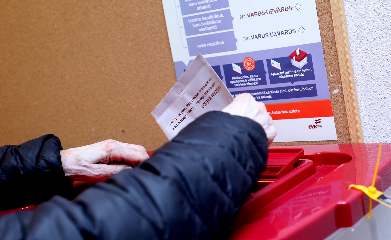 14. Saeimas vēlēšanas 39. vēlēšanu iecirknī Rīgas Angļu ģimnāzijā.