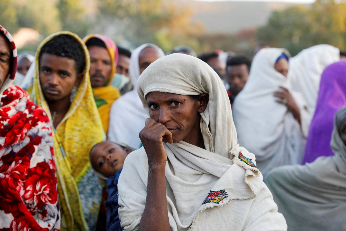 Etiopieši stāv rindā pēc humānās palīdzības konflikta skartajā Tigrajas provincē
