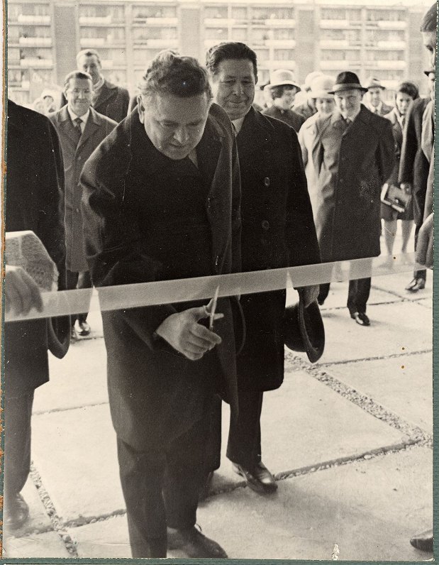 22 октября 1972 года. Ленточку перерезает первый секретарь горкома Николай Алтухов.