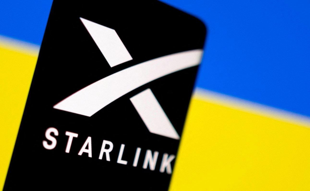 &quot;Starlink&quot; logo uz Ukrainas karoga fona