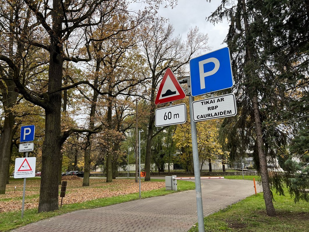 Ceļa zīmes Kronvalda parkā.