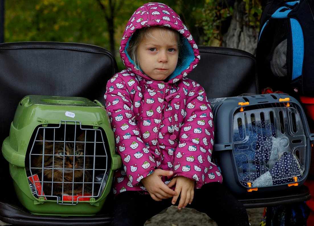 Ukrainas pilsētā Hersonā pagājušā gada oktobrī meitene ar mājdzīvniekiem gatavojas pārvietošanai uz...