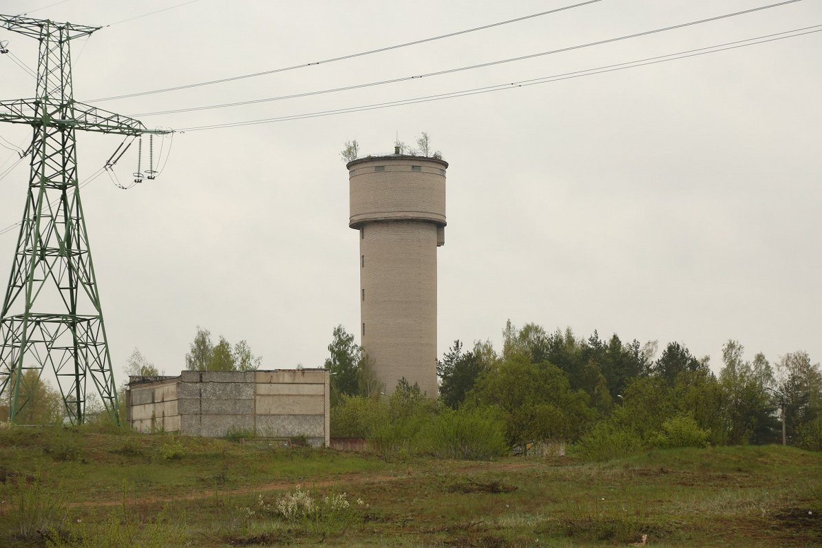 Башня на Химии. 1 января 1963 года сдана в эксплуатацию, но так и не была востребована