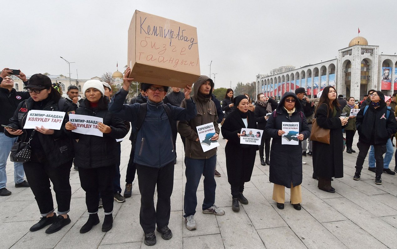 Protestētāji pret pretrunīgi vērtēto demarkācijas vienošanos. Biškekā. 2022. gada oktobris.