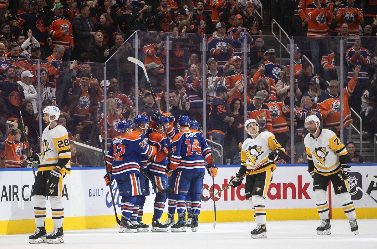 Edmontonas &quot;Oilers&quot; hokejisti priecājas pēc vārtu guvuma