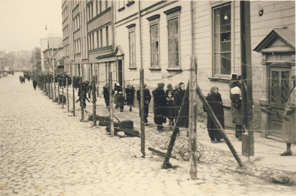 Rīgas geto iežogojums gar Lāčplēša ielu 161–163, 1941. gada oktobris. Līdz 1941. gada 25. oktobrim v...