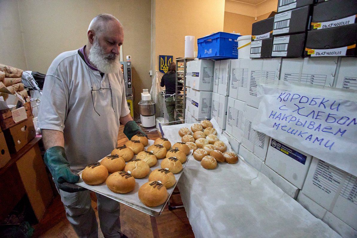 Волонтеры пекут хлеб. Украина, Харьков. 26.10.2022