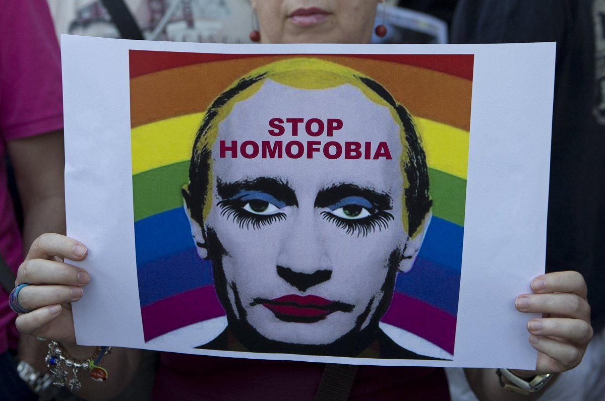 Pikets pie Krievijas vēstniecības Madridē, 2013. gads. Plakāts vēsta &quot;Apturiet homofobiju&quot;