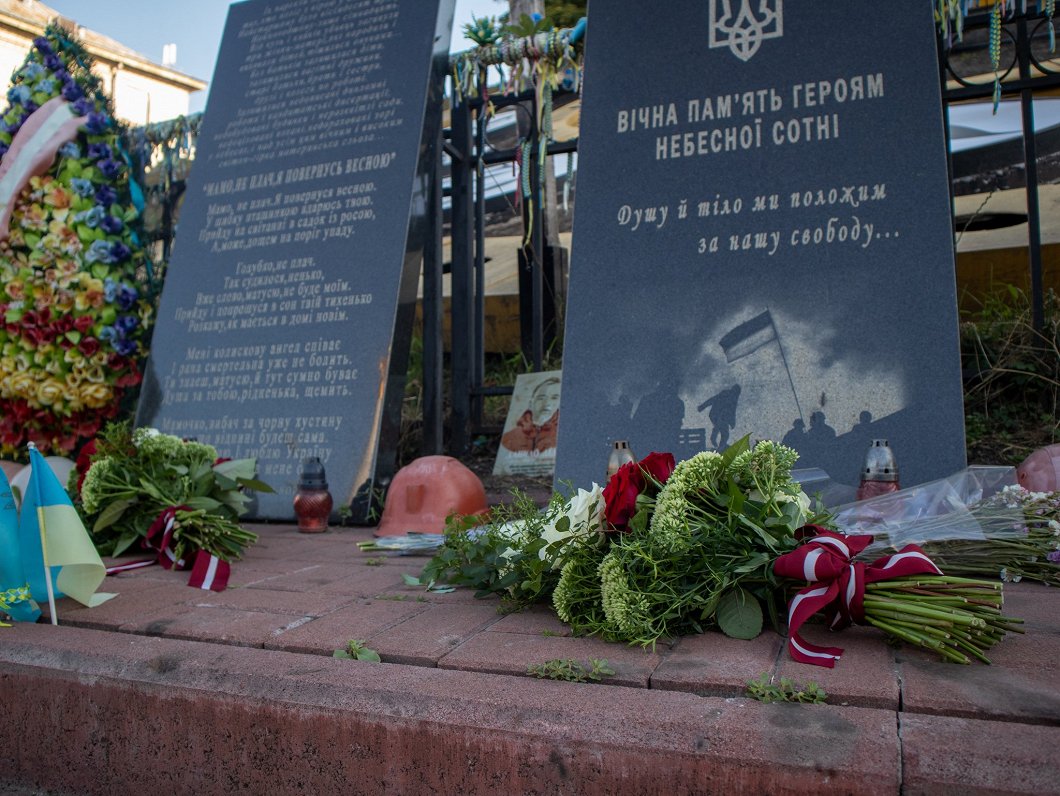 Ziedi pie Ukrainas aktīvistu piemiņas plāksnes Kijivā.