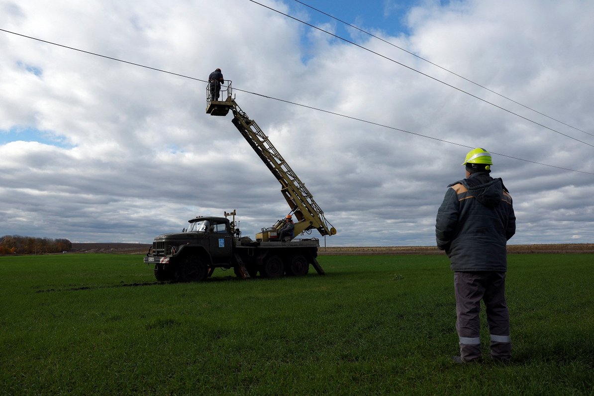 Harkivas apgabalā elektriķi labo bojātās elektroapgādes līnijas