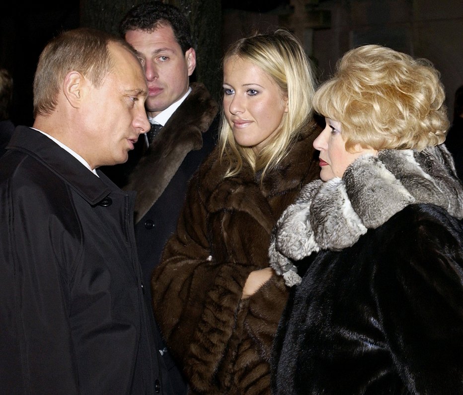 Ksenija Sobčaka ar māti Ludmilu tiekas ar Krievijas prezidentu Vladimiru Putinu, 2003. gads