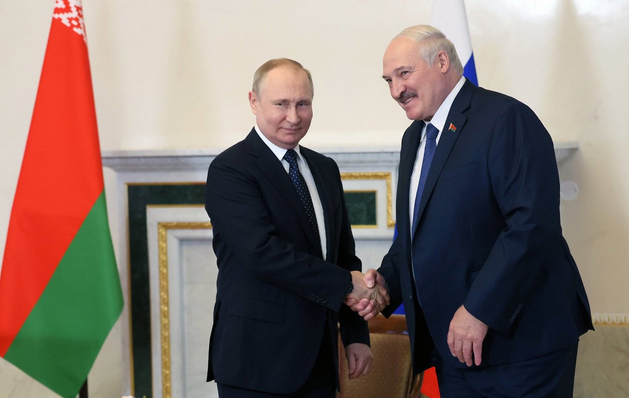 Krievijas prezidents Vladimirs Putins (no kreisās) un Balktrievijas līderis Aleksandrs Lukašenko