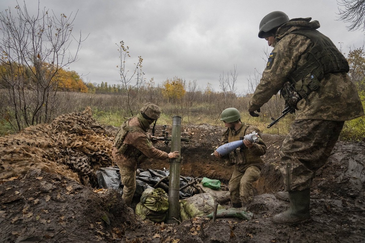 Ukrainas karavīri apšauda ienaidnieka pozīcijas ar mīnmetēju