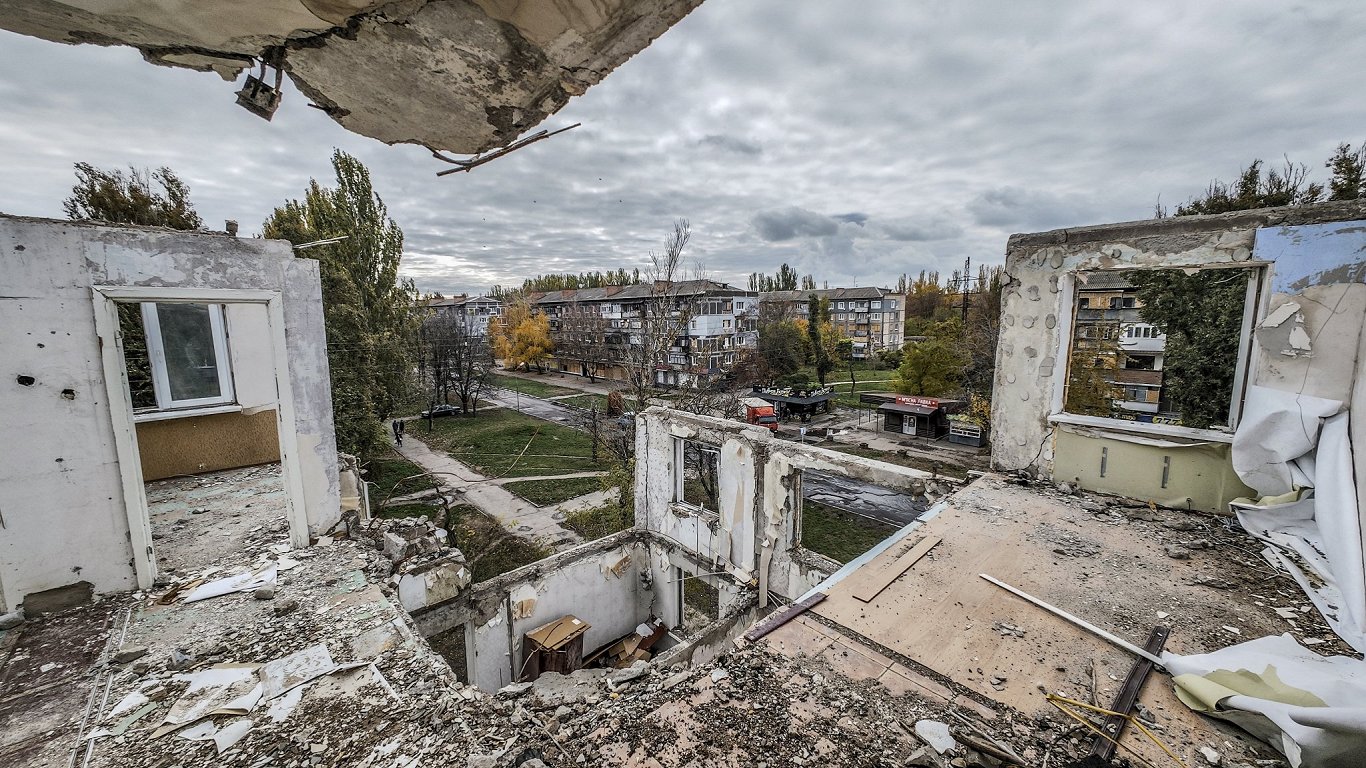 Разрушенный дом. Украина, Никополь, Запорожская область. 28.10.2022