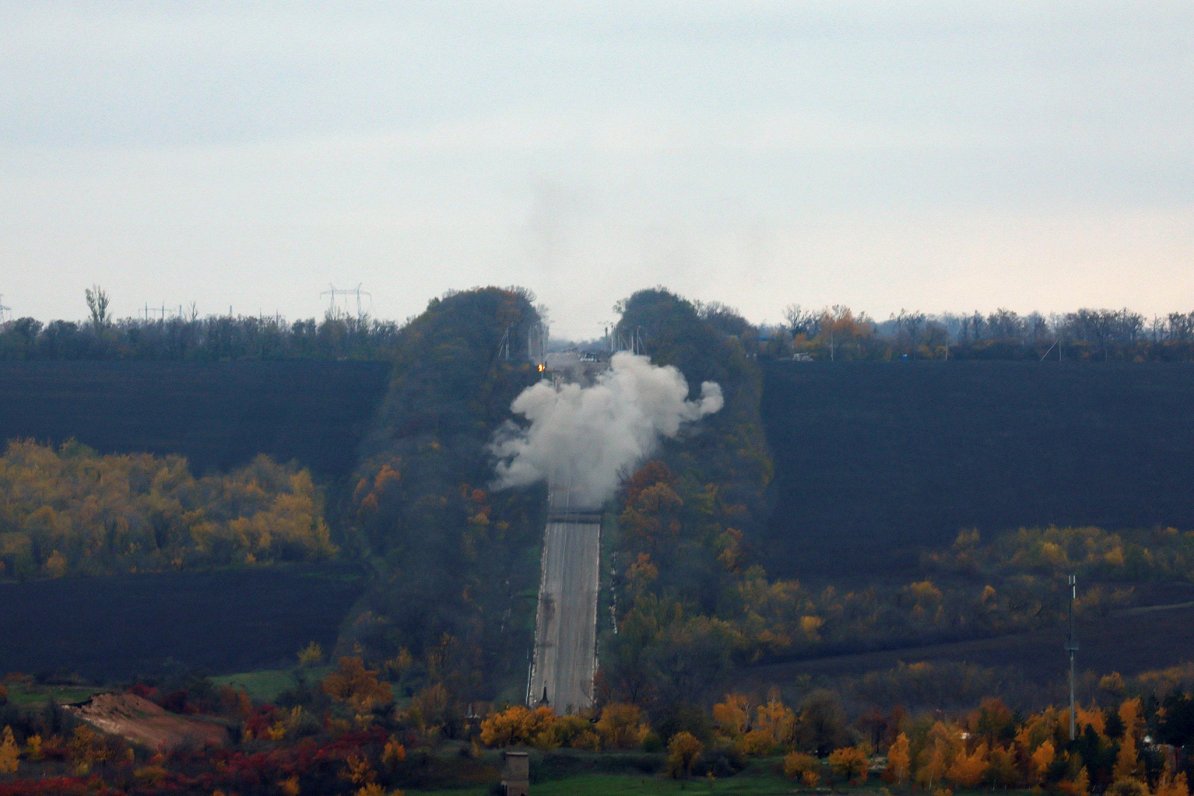 Облако дыма после взрыва. Украина, Бахмут, Донецкая область. 28.10.2022